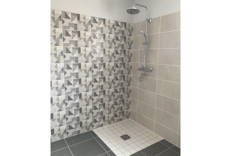 aménagement salle de bain espace douche à l'italienne par Demeures du Terroir 82